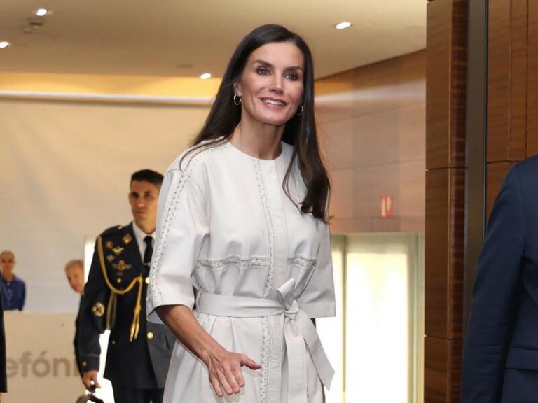 La Reina Letizia, con un vestido blanco que lo tiene todo: estiloso, versátil, cómodo y low cost