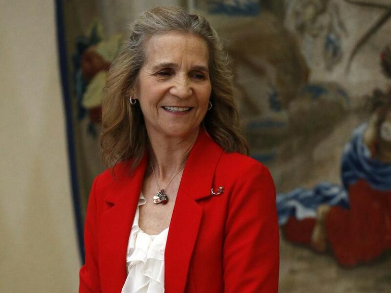 La infanta Elena retoma su actividad apoyando la pintura para los más jóvenes