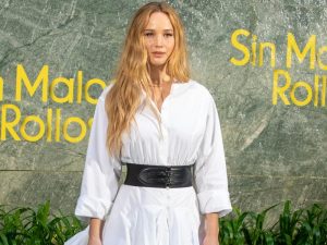Jennifer Lawrence presume de piernas en su visita a Madrid para presentar su nueva película, 'Sin malos rollos'