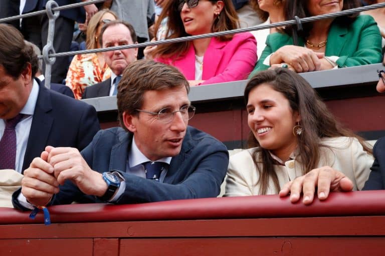 Martínez-Almeida invita al rey Juan Carlos a su boda y ya sabe la respuesta 