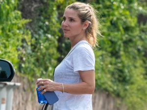 Elsa Pataky, espectacular con shorts, camiseta de algodón y deportivas