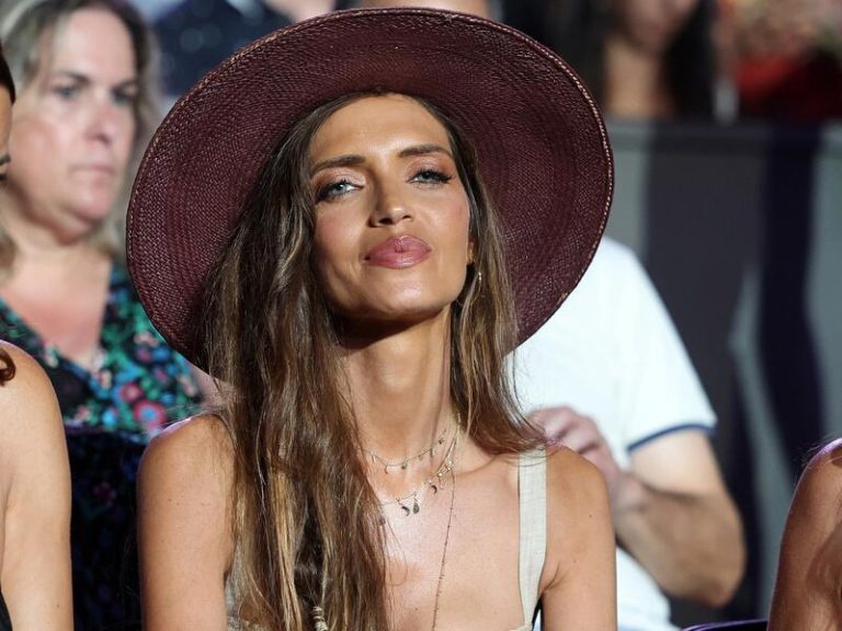 Sara Carbonero deslumbra en el concierto de Pablo Alborán con el vestido ideal para presumir de escote y bronceado