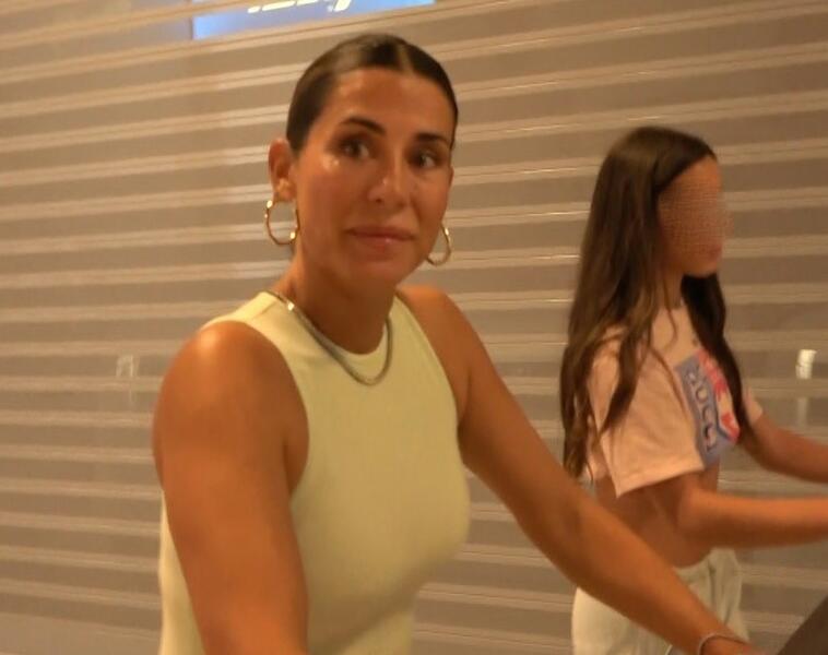 Elena Tablada regresa a España con una sonrisa tras filtrarse que contrató a un detective para seguir a Javier Ungría