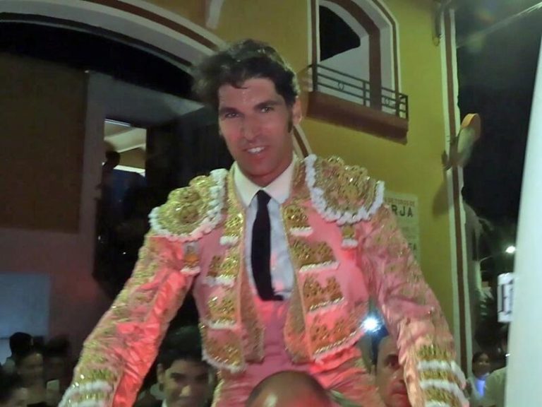Cayetano Rivera regresa triunfante a los ruedos tras su  heroica acción con Roca Rey, ¿en compañía de María Cerqueira?