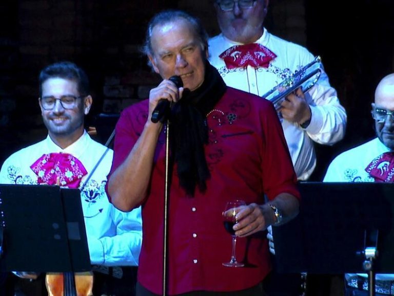 Bertín Osborne se blinda de la prensa en su controvertido concierto en Alfaro tras revelarse que espera un niño