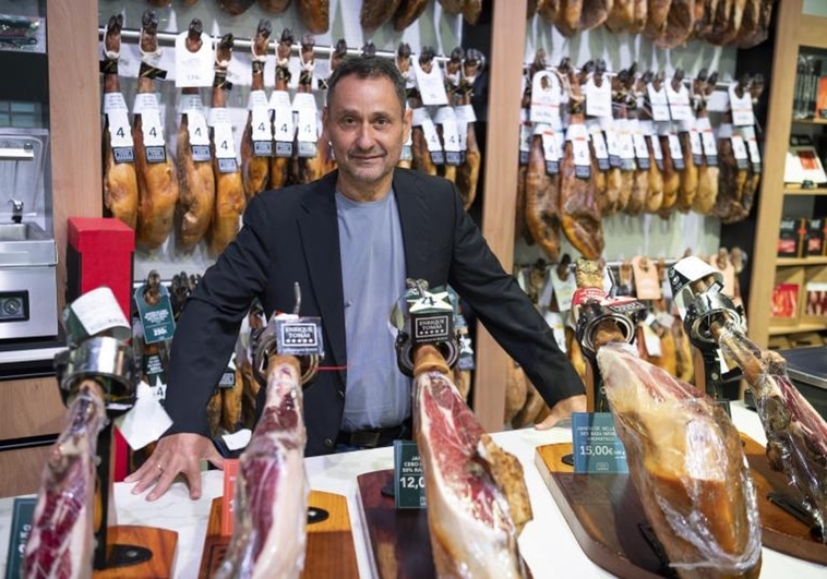 Enrique Tomás en su nuevo espacio gastronómico en La Farga (L'Hospitalet de Llobregat) PEP DALMAU