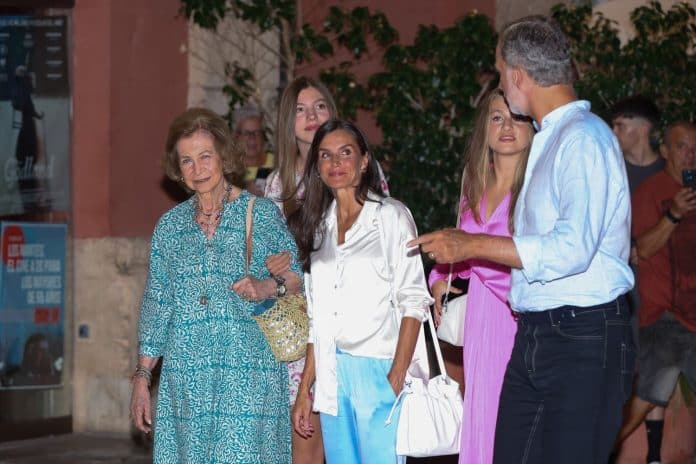 El Rey Felipe, La Reina Letizia, la Princesa Leonor, la Infanta Sofía y la Reina Sofía salen del cine tras ver la película de Barbie a 10 de Agosto de 2023 en Mallorca (España).