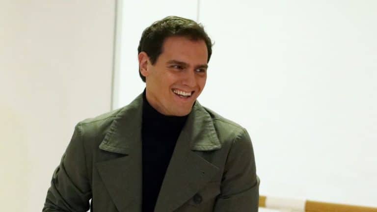 Albert Rivera se va de vacaciones con su novia y no es Aysha Daraaui: su nueva vida alejado de Malú