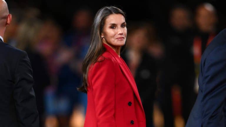 El Efecto Letizia: el traje rojo de la reina en el mundial de fútbol femenino llega a tu armario