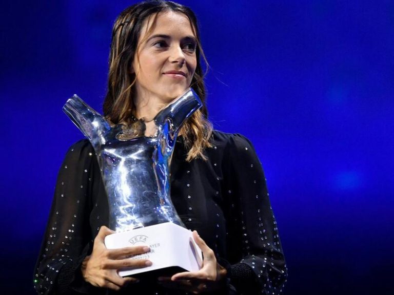 Aitana Bonmatí reitera su apoyo a Jenni Hermoso al recoger el premio a mejor jugadora del año