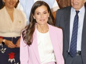 La Reina Letizia vuelve al trabajo con un duelo de estilo con Sara Carbonero