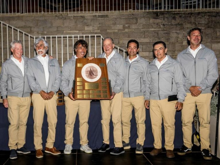 El Rey Juan Carlos posa orgulloso con su galardón como campeón del mundo de 6 Metros