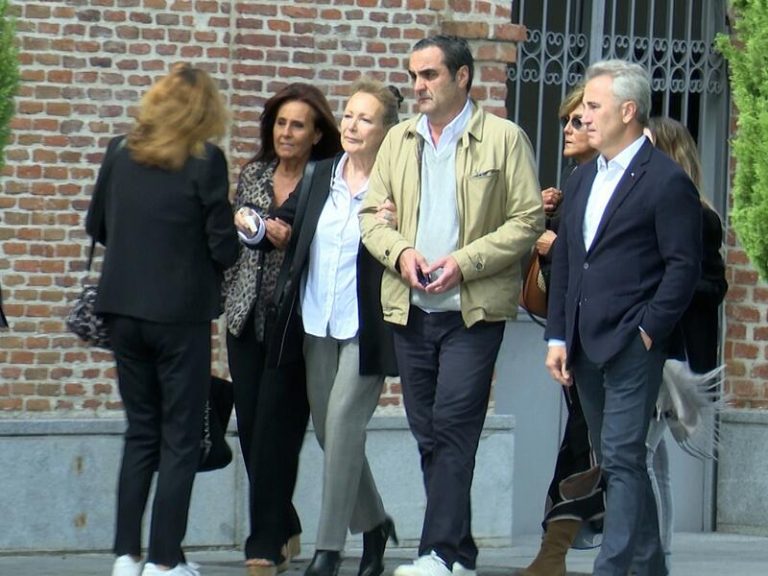 La viuda de Pepe Domingo Castaño y sus hijos llegan al tanatorio