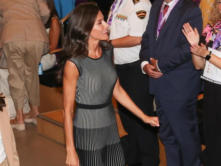 La Reina Letizia reaparece en Málaga horas antes del ‘reencuentro’ del Rey Felipe y Don Juan Carlos
