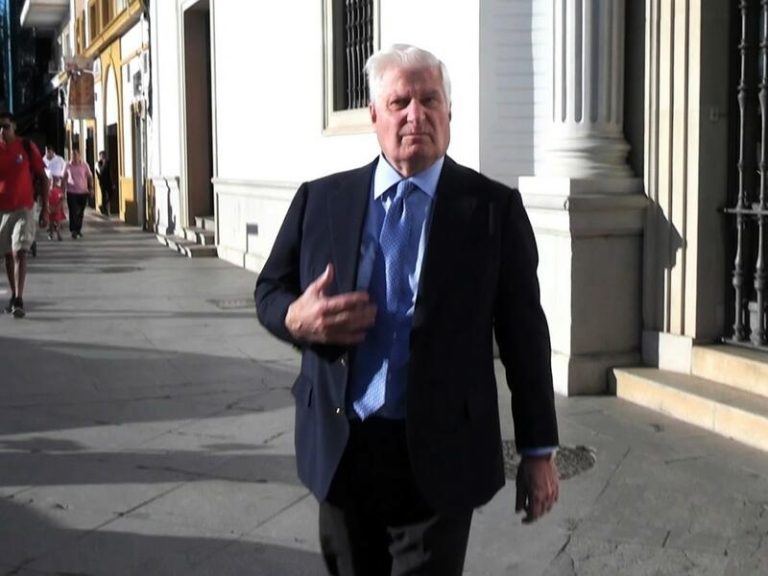 Carlos Fitz-James Stuart sufre un mareo en la Maestranza