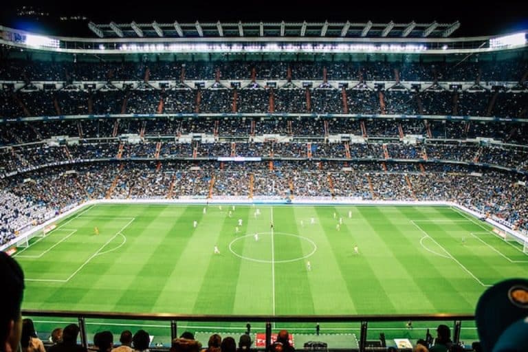 La pasión por el fútbol: Cómo la afición de los famosos refuerza la popularidad del deporte rey