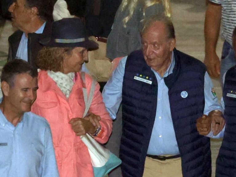 El Rey Juan Carlos I y la Infanta Elena disfrutan de una cena en alta mar