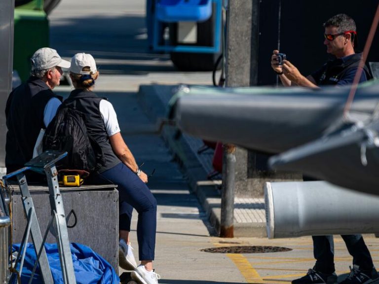 El Rey Juan Carlos y la Infanta Elena, tercer día de regatas en barcos distintos