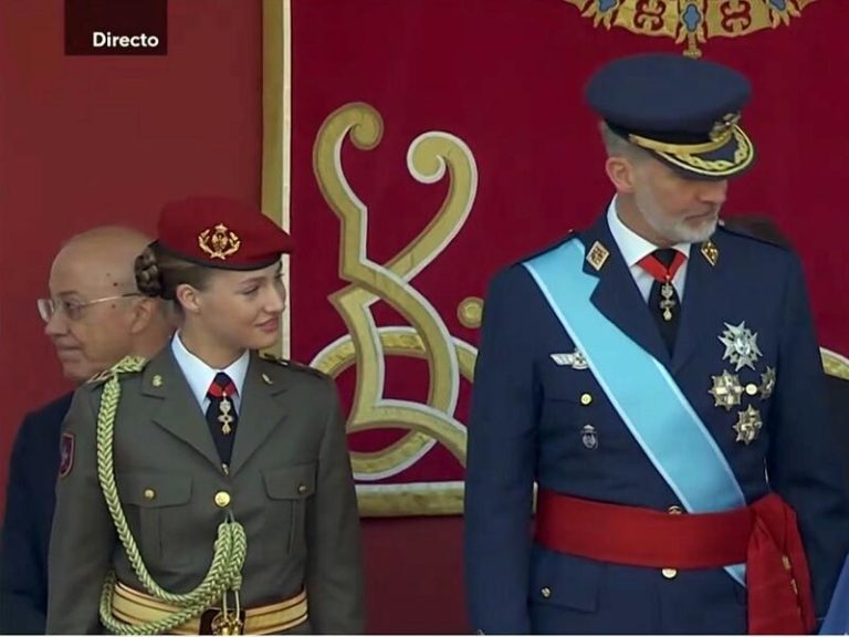 La Princesa Leonor reaparece en el desfile del 12 de octubre con el uniforme de gala del Ejército de Tierra