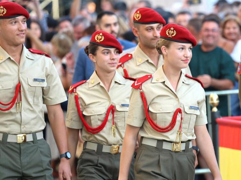 Imágenes inéditas de la Princesa Leonor con sus compañeros en el besamanos