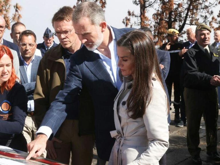 Trench y mocasines. La Reina Letizia recurre a este binomio en su reaparición tras los premios Princesa de Asturias