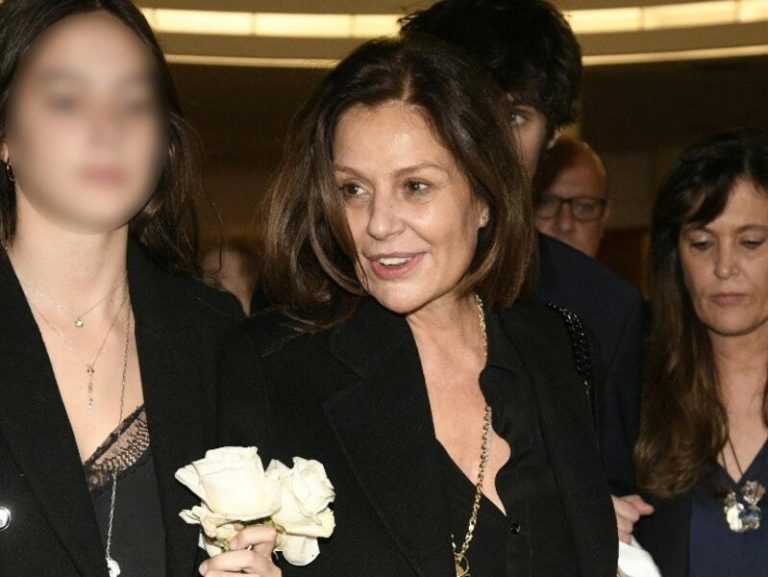 Nuria González abandona el tanatorio arropada por su familia