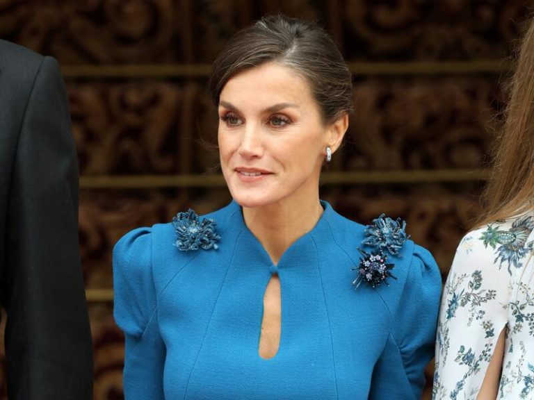 La reina Letizia recupera su icónico vestido joya azul de Carolina Herrera