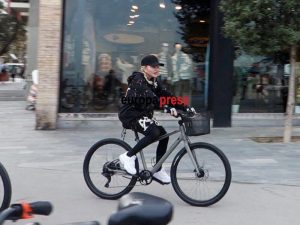 Madonna presume de forma física sobre dos ruedas en Barcelona
