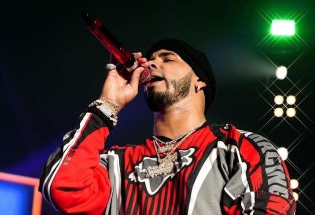 Anuel AA, exnovio de Karol G, supera su operación de emergencia