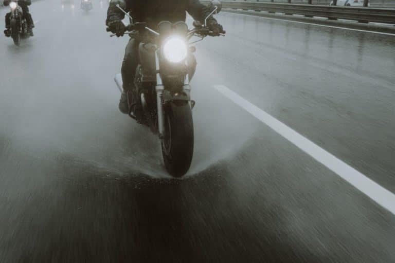 Motos trail en la gran pantalla: Cuando Hollywood se encuentra con la aventura off-road