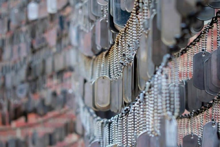 Las chapas militares vuelven a estar de moda ¿ya tienes la tuya?