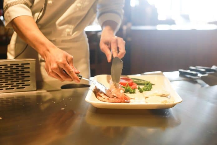 cocina bien equipada