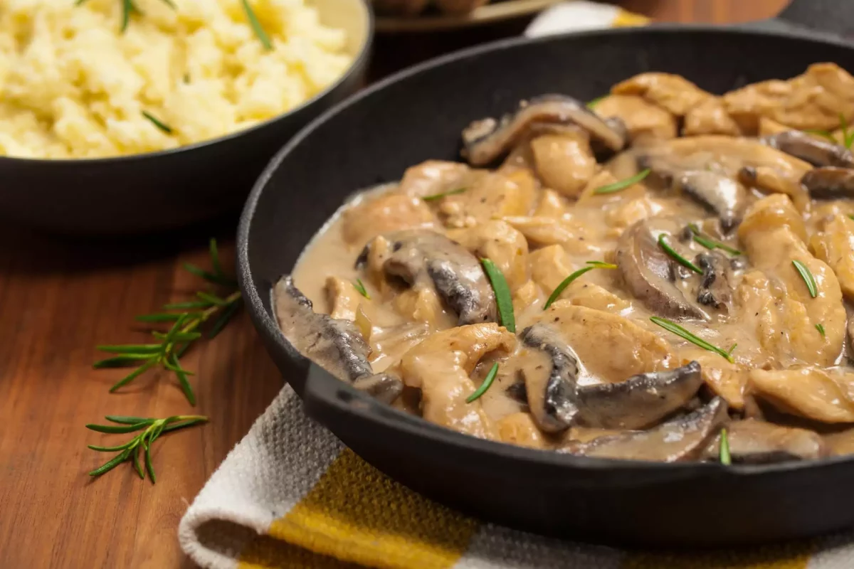 No podrás resistirte a este pollo con champiñones a la sartén, sano y fácil de hacer