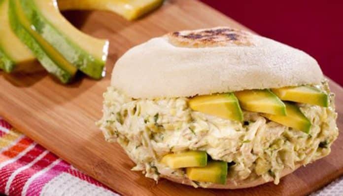 La arepa 'Reina pepiada' es un plato emblemático de la gastronomía venezolana y representa más que simplemente una comida popular.