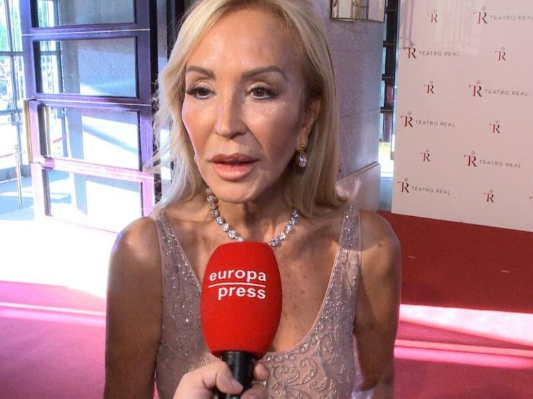 Laura Bozzo en vestido traslúcido empodera a las mujeres maduras: la edad  está en el espíritu