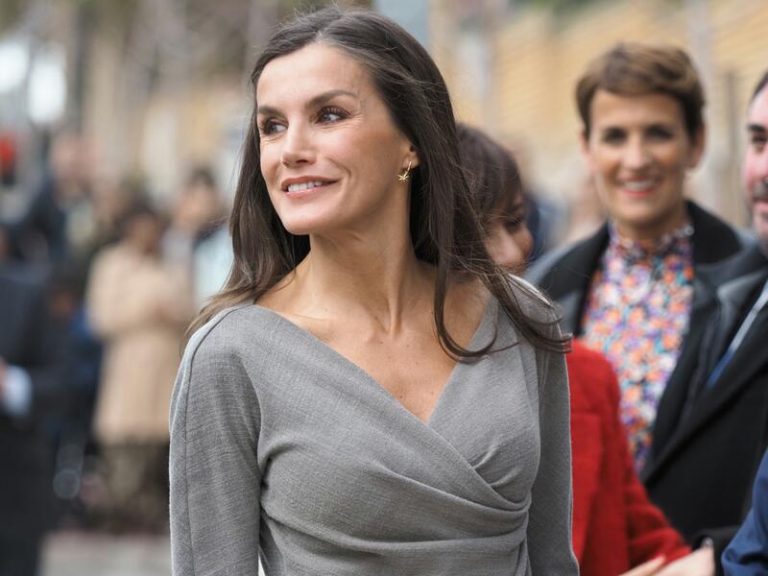 La reina Letizia reaparece con su mejor sonrisa tras su ‘enfado’ en el gran día de Leonor