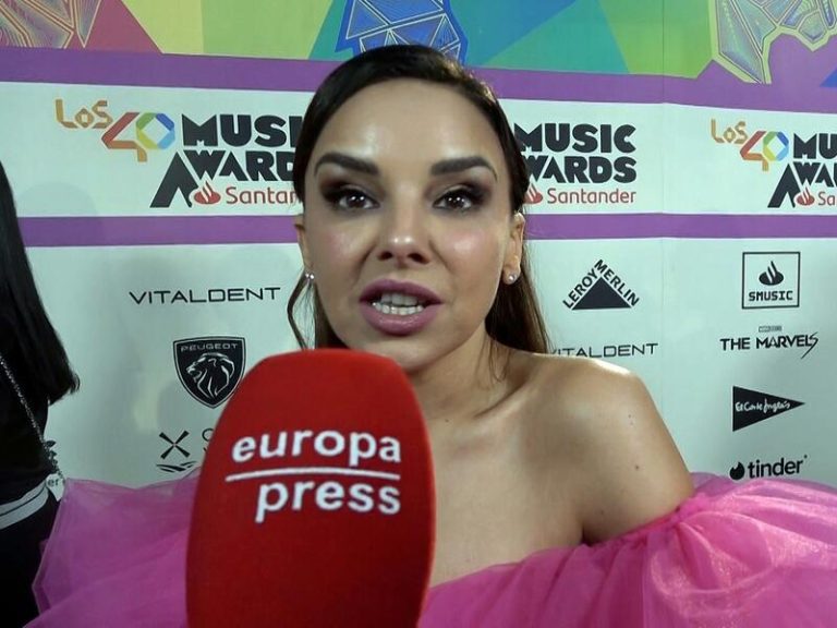 Chenoa reacciona a la fotografía de Laura Escanes con un chándal gris