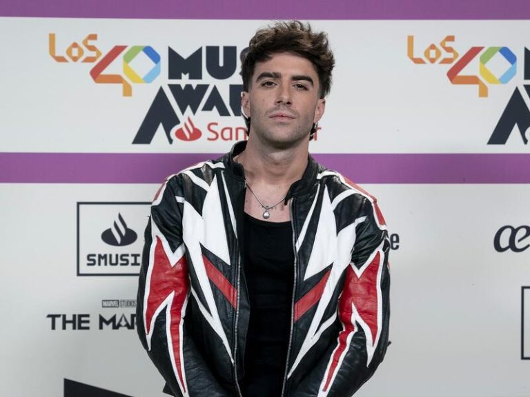 Álvaro de Luna recoge su premio en los 40 Music Awards mientras jalean a Laura Escanes