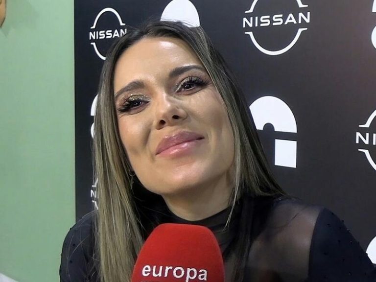 Lorena Gómez da un concierto en Sevilla arropada por su marido y su cuñada