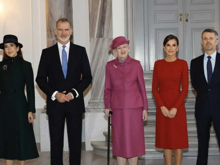 La Reina Letizia repite en Dinamarca su vestido rojo más especial y favorecedor