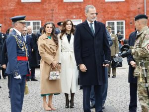 La Reina Letizia brilla con un look invernal y nuevo vestido verde en su nuevo duelo de estilo con la Princesa Mary