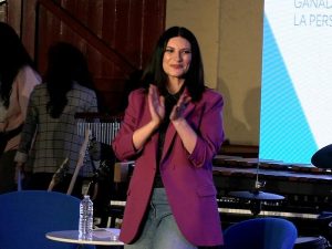 Laura Pausini se emociona en el acto "Latin Grammy en las escuelas"