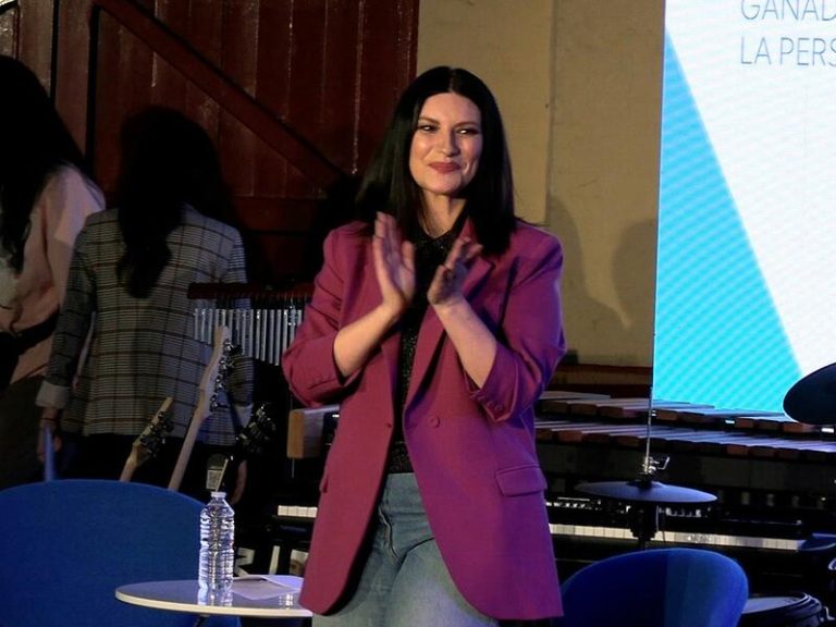 Laura Pausini se emociona en el acto «Latin Grammy en las escuelas»