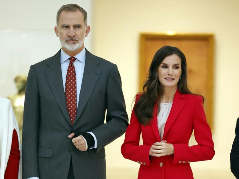 La Reina Letizia, todo al rojo con un look ‘work’ tras su viaje a Dinamarca y su apoyo sorpresa a Sonsoles Ónega