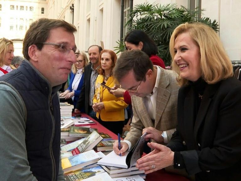 José Luis Martínez-Almeida y Nieves Herrero protagonizan un momentazo en el ‘Rastrillo Nuevo Futuro’