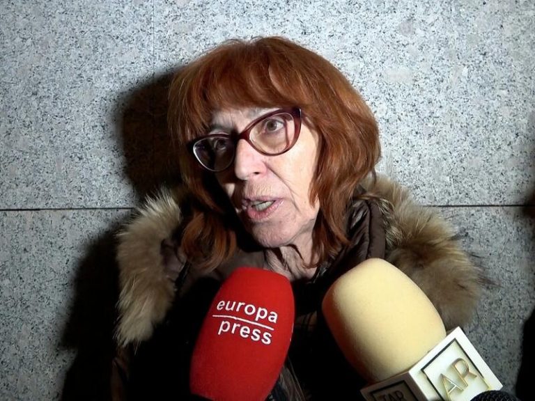 Petra, hermana de Bárbara Rey, llega al tanatorio para despedir a su hermano