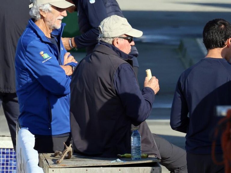 El Rey Juan Carlos protagoniza la imagen más tierna en Sanxenxo comiéndose un bocadillo