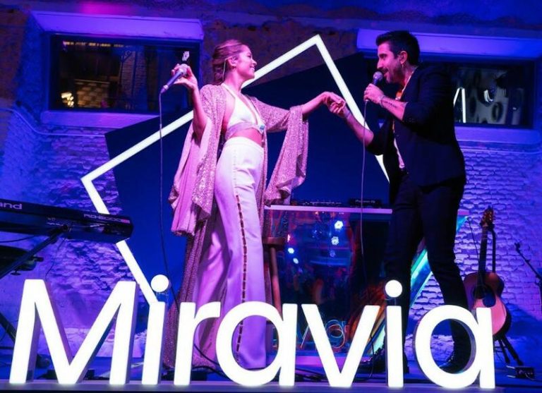 Miravia moderniza el clásico villancico junto a Álex Ubago y Sofía Ellar