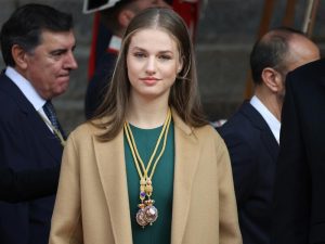 La Princesa Leonor sorprende con su look más adulto: vestido nuevo y complementos de la Reina Letizia. ¡Ideal!