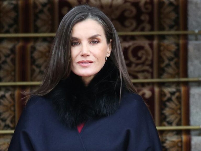 La Reina Letizia, sublime con un look bicolor en burdeos y negro protagonizado por su capa favorita